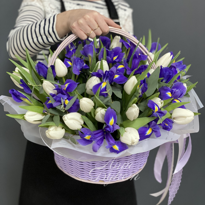 Композиция в корзине «Корзина весна с ирисами и тюльпанами»