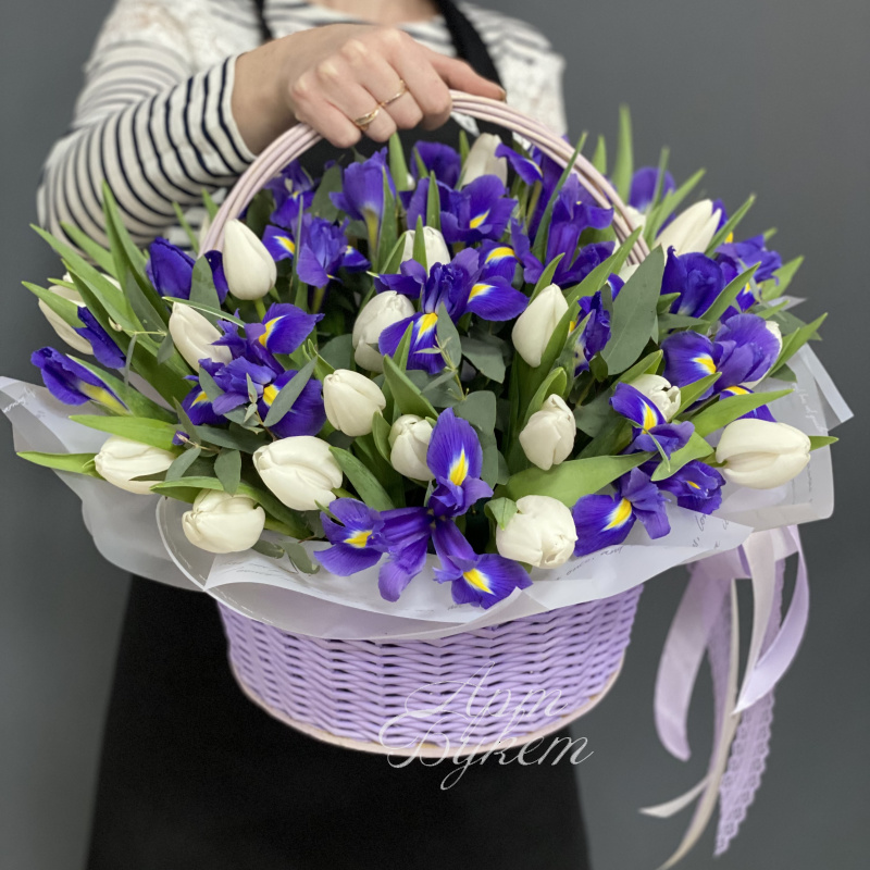 Композиция в корзине «Корзина весна с ирисами и тюльпанами» 4
