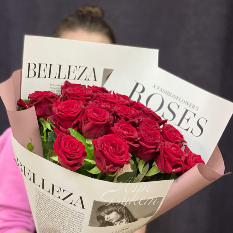 Стильный букет из 21 красной розы 